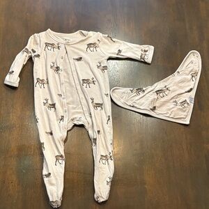 Kyte BABY Reindeer Snap Footie with bib Retired print